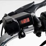 12V Moto USB Charger ki enpèmeyab, li ka pran dlo, li se ypon adaptè dirije voltmè li gen bouton ON ak bouton OFF, chager pou telefòn, tablet e latriye. li fasil pou instale sou moto a