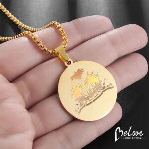Kolye pandantif Katrin Flon logo Haiti en Or an wan, chaine an acier inoxydable, design simple et double, ou ka itilizel chak jour, Haitian Flag Day. BELOVE COLLECTION