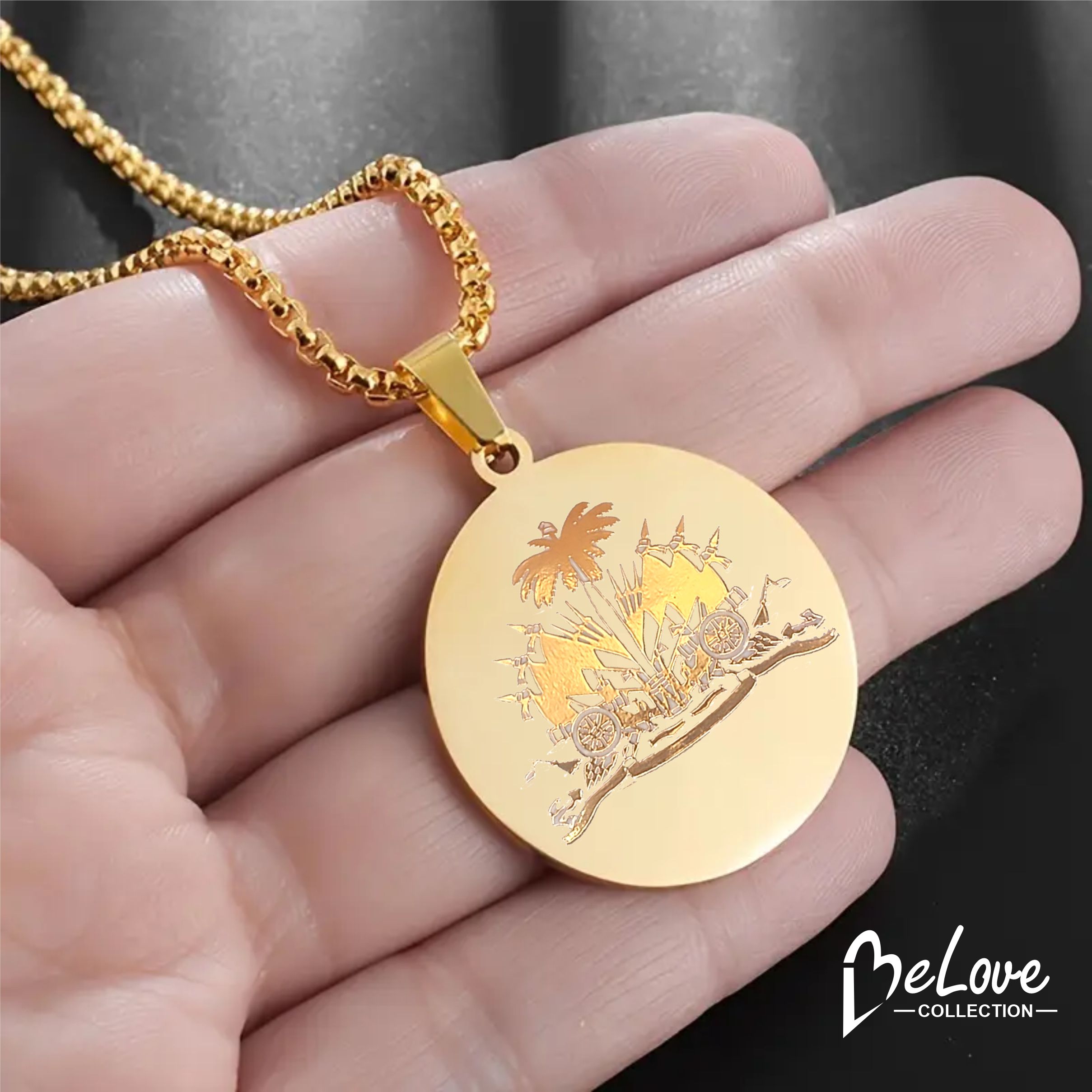 Kolye pandantif Katrin Flon logo Haiti en Or an wan, chaine an acier inoxydable, design simple et double, ou ka itilizel chak jour, Haitian Flag Day. BELOVE COLLECTION