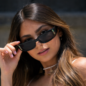 Gade mond lan ak siyati Haiti, Design modèn & unisex (fanm ak gason) Linet Ayiti ideyal pou itilizasyon chak jou, vakans, plaj, oswa aktivite deyò.